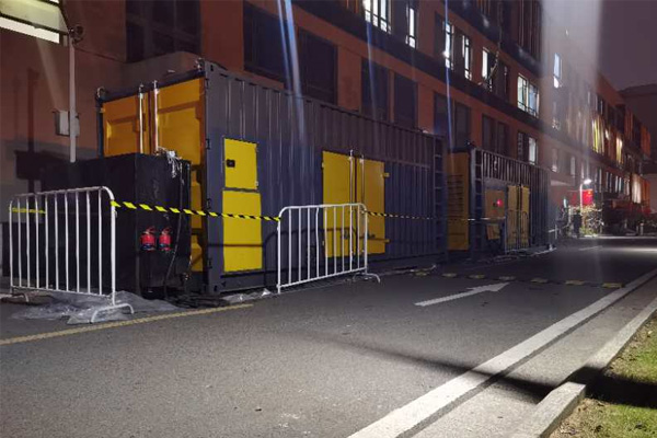 城阳柴油发电机组的输出电压是如何调节的？